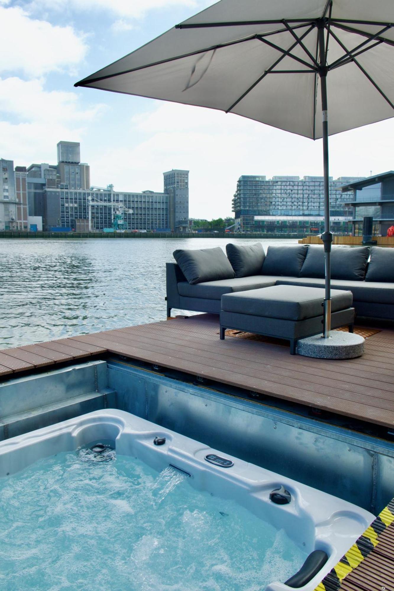 Wikkelboats At Floating Rotterdam Rijnhaven Villa Bagian luar foto