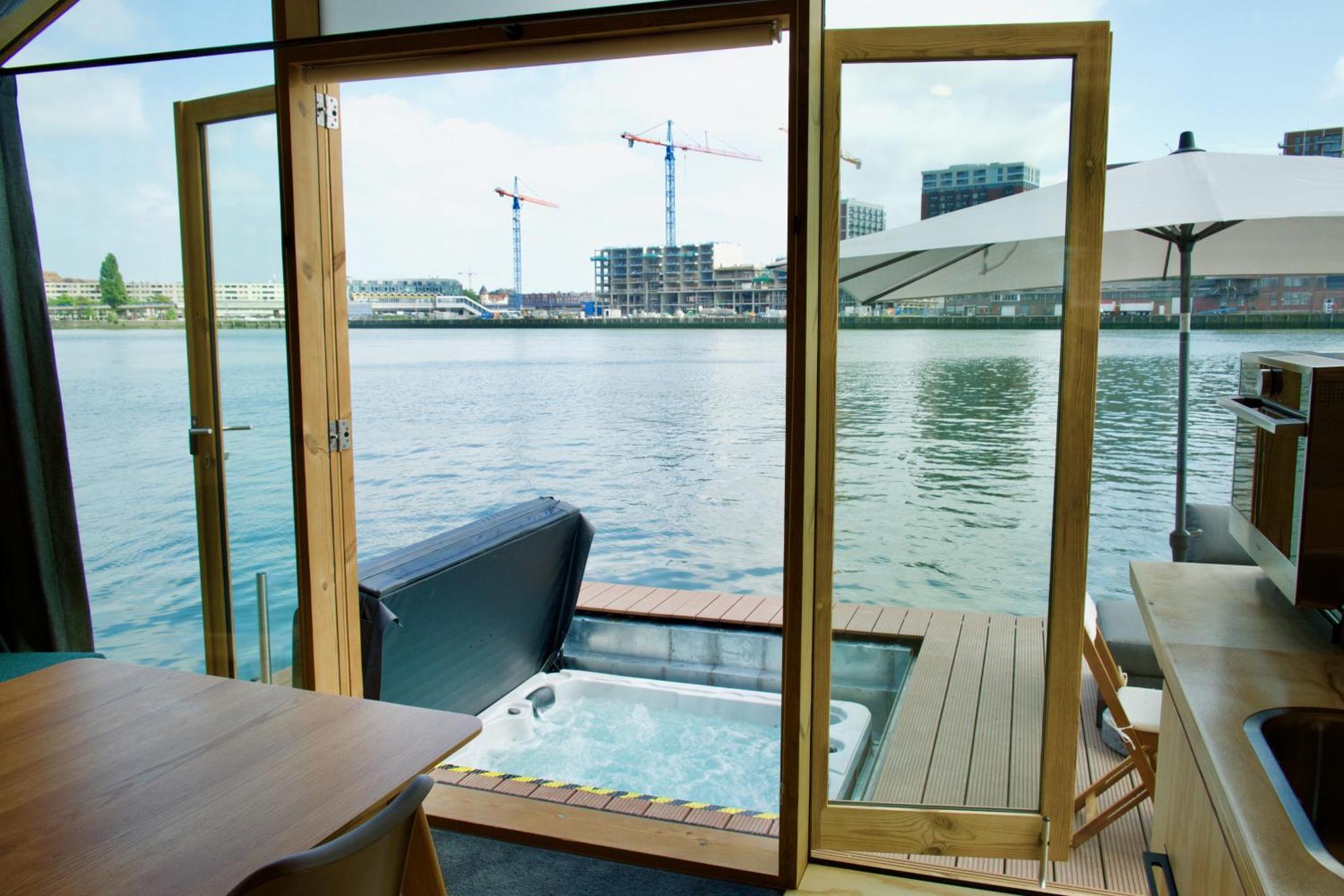 Wikkelboats At Floating Rotterdam Rijnhaven Villa Bagian luar foto